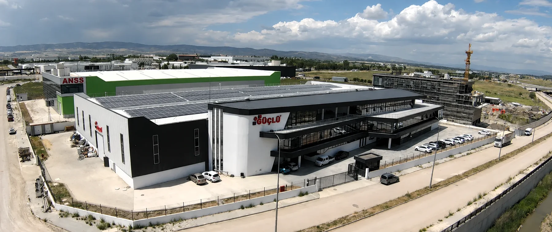 Güçlü fabrikasının dış cephesi ve yerleşkesi